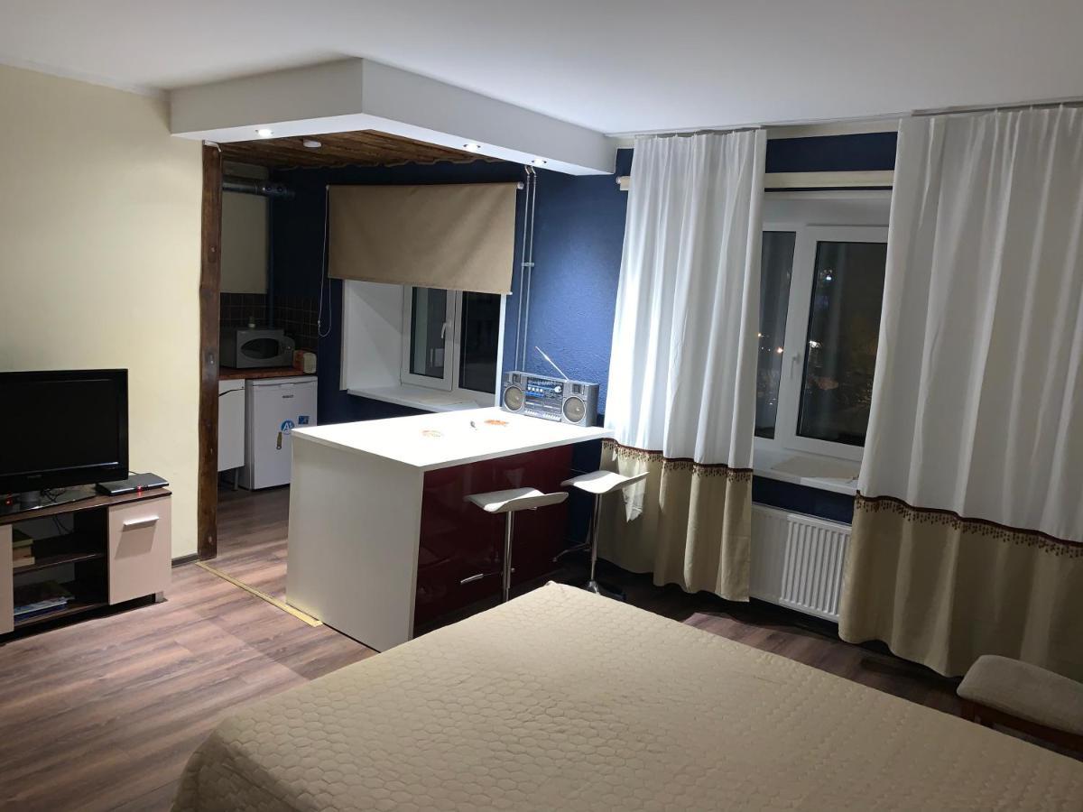 Riia 10, 2-Bedroom Apartment - 2 Big Beds 1 Extra Bed-Parking Free Tartu Exterior foto